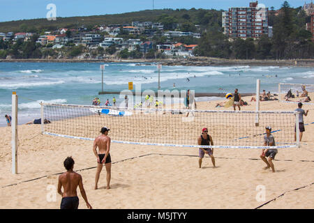 Menschen spielen Beachvolleyball am Manly Beach in Sydney, New South Wales, Australien Stockfoto