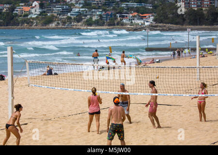 Menschen spielen Beachvolleyball am Manly Beach in Sydney, New South Wales, Australien Stockfoto