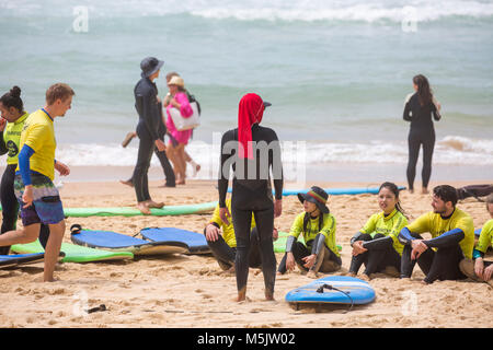 Menschen mit einem Surfkurs mit Manly surf school in Manly Beach in Sydney, Australien Stockfoto