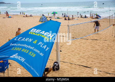 Menschen spielen Beachvolleyball am Manly Beach in Sydney, New South Wales, Australien Stockfoto