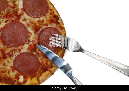 Pizza mit Messer und Gabel isoliert auf weißem Stockfoto