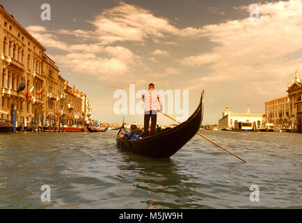 Gondel und Gondoliere auf Gran Canal in Venedig, Italien. Stockfoto