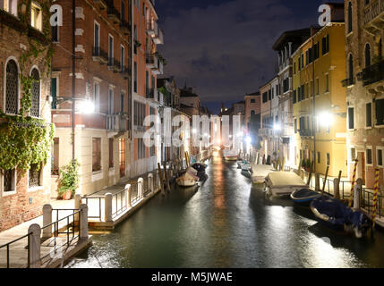 Kanal Rio de La Fornace in der venezianischen Viertel Dorsoduro bei Nacht, Venedig, Italien. Stockfoto