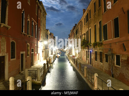 Venezianischen Kanal Rio de La Fornace in der Nacht in Venedig, Italien. Stockfoto