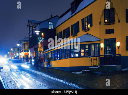 Der laugavegur während der Schneefälle in den späten Abend. Der laugavegur Main Street in der Innenstadt von Reykjavik, Island Stockfoto