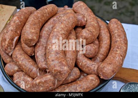 Frisch Wurst in eine Schüssel gekochten produziert und zum backen und verkaufen gekocht. Stockfoto