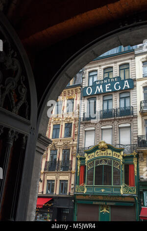 A la Cloche d'Or Gebäude (Gehäuse ein juweliergeschäft) von torbogen der Vieille Bourse, Lille, Frankreich Stockfoto