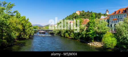 GRAZ, ÖSTERREICH - 16 SEPTEMBER 2016: Außenansicht der Murinsel Brücke in Graz. Moderne Architektur künstliche Insel auf der Mur mit Bäumen ausgelegt Stockfoto