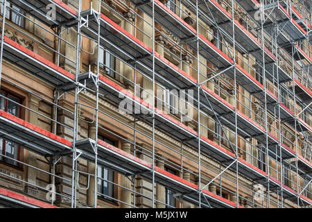 Gerüst rund um das Haus - historische Fassade Renovierung Stockfoto