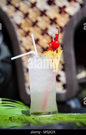 Glas Mai Tai Cocktail am Pool im tropischen Resort riechen. Horizontale Cocktail auf der rechten Seite. Bokeh details Stockfoto