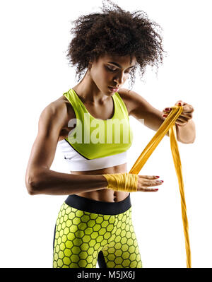 Boxer bis Umreifung Hände. Foto von sportlichen afrikanisches Mädchen ihre Handschuhe für einen Kampf in Silhouette auf weißem Hintergrund vorbereiten. Fitness und gesunde Lifestyl Stockfoto