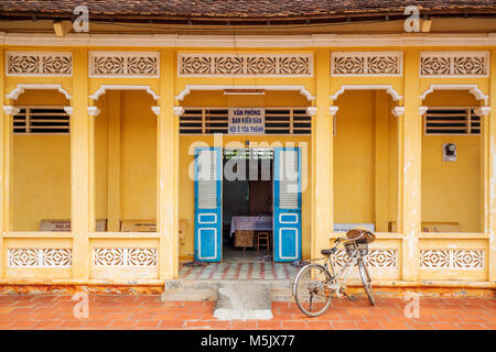 Blaue Türen auf gelbem Hintergrund außerhalb der Cao Dai Tempel Heiliger Stuhl, Tay Ninh Provinz, Vietnam. Stockfoto