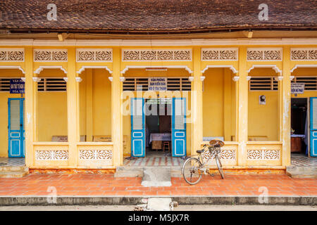 Blaue Türen auf gelbem Hintergrund außerhalb der Cao Dai Tempel Heiliger Stuhl, Tay Ninh Provinz, Vietnam. Stockfoto