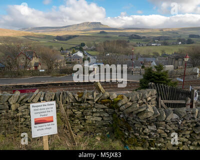 Einen kalten und windigen Winter Wandern auf Ingleborough in den Yorkshire Dales. Stockfoto