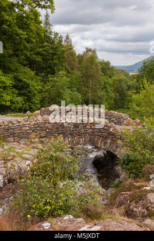 Ashness Brücke über Barrow Beck, Borrowdale, Lake District, Cumbria, England Stockfoto