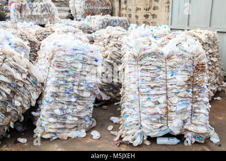 GRODNO, Weißrussland - Oktober 16, 2017: Kunststoff im modernen Verarbeitungsbetrieb für gefährliche Abfälle. Recycling und Lagerung von Abfällen für die weitere Entsorgung. Lkw Stockfoto