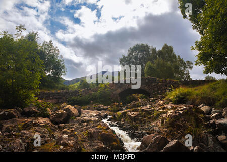 Ashness Brücke über Barrow Beck, Borrowdale, Lake District, Cumbria, England Stockfoto