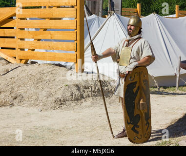 AQUILEIA, Italien, 18. Juni 2017: Soldat bewacht den Eingang einer alten römischen militärischen Encampment an der lokalen historische Reenactment Stockfoto