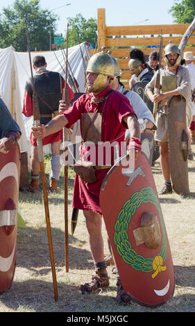 AQUILEIA, Italien, 18. Juni 2017: Antike römische Legionär Soldat im Morgendunst am lokalen jährliche historische Reenactment Stockfoto