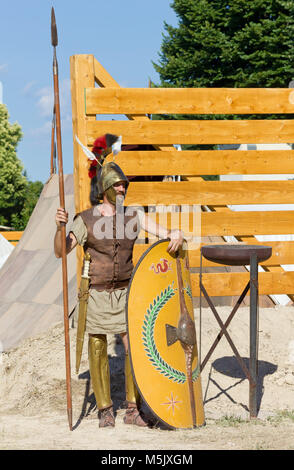 AQUILEIA, Italien, 18. Juni 2017: Soldat bewacht den Eingang einer alten römischen militärischen Encampment an der lokalen historische Reenactment Stockfoto