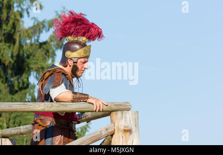 AQUILEIA, Italien, 18. Juni 2017: Antike römische Legionär Commander kurz vor der letzten Schlacht auf der lokalen jährliche historische Reenactment Stockfoto