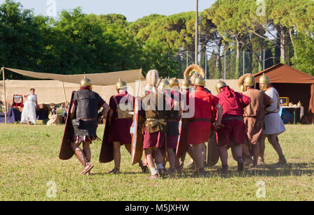 AQUILEIA, Italien, 18. Juni 2017: Antike römische Legionäre Soldaten an der lokalen jährliche historische Reenactment Stockfoto