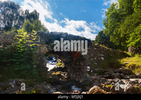 Ashness Brücke über Barrow Beck, Borrowdale, Lake District, Cumbria, England Stockfoto