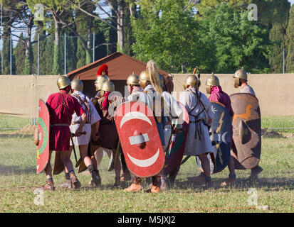 AQUILEIA, Italien, 18. Juni 2017: Antike römische Legionäre Soldaten während der letzten Schlacht auf der lokalen jährliche historische Reenactment Stockfoto