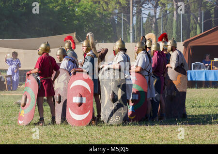 AQUILEIA, Italien, 18. Juni 2017: Antike römische Legionäre Soldaten an der lokalen jährliche historische Reenactment Stockfoto