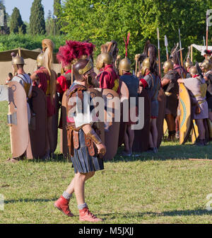 AQUILEIA, Italien, 18. Juni 2017: Antike römische Legionäre Soldaten und ihre Befehlshaber an der lokalen jährliche historische Reenactment Stockfoto