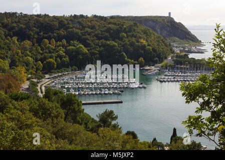 Bucht von Sistiana in der Nähe von Triest, Italien, im Herbst Stockfoto