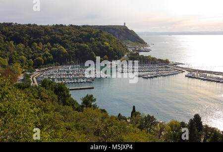 Bucht von Sistiana in der Nähe von Triest, Italien, im Herbst Stockfoto