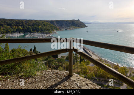 Bucht von Sistiana in der Nähe von Triest, Italien, im Herbst, von dem Rilke trail gesehen Stockfoto