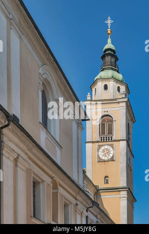 Blick in einen Turm der Kathedrale St. Nikolaus. Die barocke Kathedrale ist dem Heiligen Nikolaus von Myra, Ljubljana, Slowenien, Europa Stockfoto