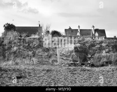 Gehäuse an der Gefahr von Küstenerosion auf niedrigen Klippen am pakefield Suffolk UK Stockfoto