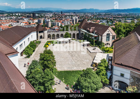 Blick auf den Innenhof der Burg von Ljubljana. Die Burg von Ljubljana ist eine mächtige mittelalterliche Festung und das Symbol der slowenischen Hauptstadt. Stockfoto