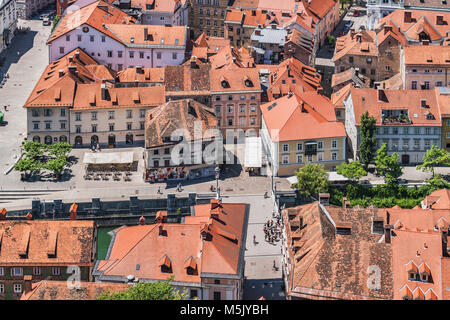 Blick über die Hauptstadt Ljubljana an den Gebäuden der Altstadt und zum Schuhmacher Brücke (Sustarski most). Die Brücke wurde im 13. Jahrhundert gebaut. Stockfoto