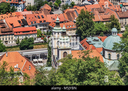 Blick über die Hauptstadt Ljubljana. Im Vordergrund steht die St.-Nikolaus-Kirche. Die barocke Kathedrale ist dem Heiligen Nikolaus von Myra geweiht Stockfoto