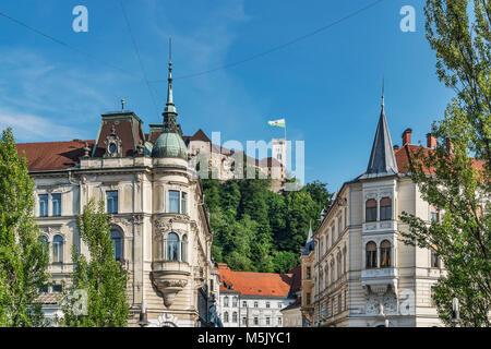 Blick von der alten Stadt durch die Gasse Stritarjeva ulica auf der Burg von Ljubljana. Die Burg von Ljubljana ist eine mächtige mittelalterliche Festung in Ljubljana Stockfoto