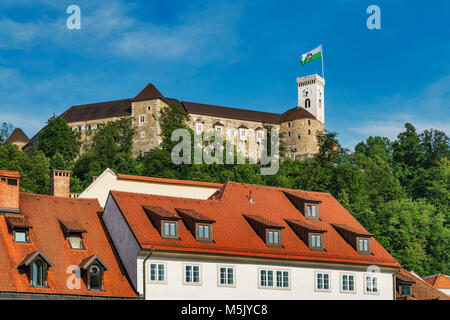 Blick von der Altstadt von Ljubljana, das Schloss von Ljubljana. Die Burg von Ljubljana ist eine mächtige mittelalterliche Festung und das Symbol der Hauptstadt. Stockfoto