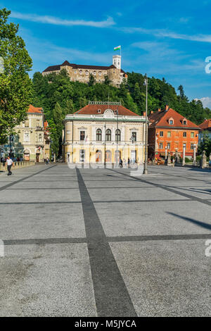 Die Slowenische Philharmonie wurde im Jahr 1701 gegründet. Das Gebäude ist auf dem Platz Kongresni trg in der Altstadt von Ljubljana entfernt. Stockfoto