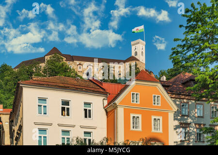 Blick von der Altstadt von Ljubljana, das Schloss von Ljubljana. Die Burg von Ljubljana ist eine mächtige mittelalterliche Festung und das Symbol der Hauptstadt. Stockfoto