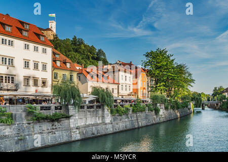 Blick von der Altstadt von Ljubljana über den Fluss Ljubljanica zur Burg von Ljubljana. Die Burg von Ljubljana ist eine mächtige mittelalterliche Festung. Stockfoto