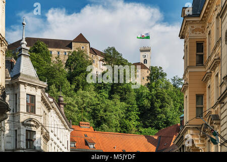 Blick von der alten Stadt durch die Gasse Stritarjeva ulica auf der Burg von Ljubljana. Die Burg von Ljubljana ist eine mächtige mittelalterliche Festung in Ljubljana Stockfoto