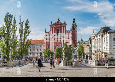 Blick über die Brücke Tromostovje (drei Brücken) an die Franziskanerkirche. Die Franziskaner Kirche wurde zwischen 1646 und 1660, Ljubljana, Slowenien gebaut Stockfoto