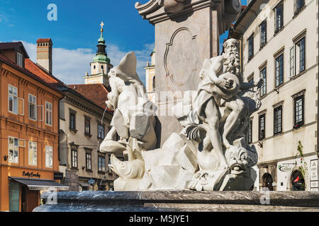 Blick über den Rathausplatz, Mestni trg, St.-Nikolaus-Kirche. Und die Robba Brunnen, Ljubljana, Slowenien, Europa Stockfoto