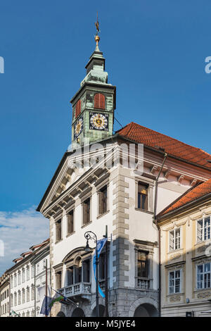 Das alte Rathaus Ljubljana befindet sich auf dem Rathausplatz (Mestni trg). Es wurde im 15. Jahrhundert von dem Architekt Peter Bezlaj gebaut. Stockfoto