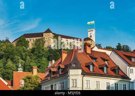 Blick von der Altstadt von Ljubljana, das Schloss von Ljubljana. Die Burg von Ljubljana ist eine mächtige mittelalterliche Festung und das Symbol der Hauptstadt. Stockfoto