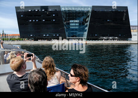 Die Königliche Dänische Bibliothek Erweiterungsbau Den Sorte Diamant (Black Diamond) auf der Insel Slotsholmen (Schloss) im Zentrum von Kopenhagen, Dänemark, Aug. Stockfoto