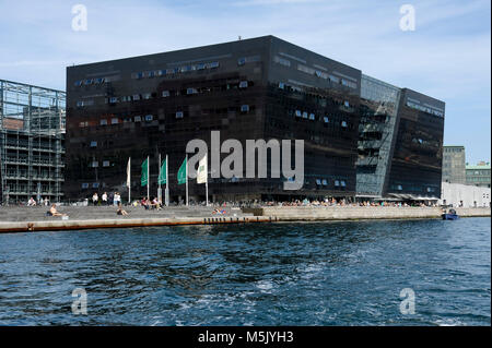 Die Königliche Dänische Bibliothek Erweiterungsbau Den Sorte Diamant (Black Diamond) auf der Insel Slotsholmen (Schloss) im Zentrum von Kopenhagen, Dänemark, Aug. Stockfoto